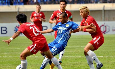 Nhiều cầu thủ của Lao Toyota (áo đỏ) dính dáng đến dàn xếp tỷ số tại AFC Cup.